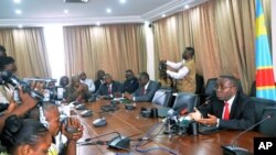 Democratic Republic of Congo's newly-appointed Prime Minister Matata Ponyo Mapon (R) talks surrounded by his cabinet ministers during a press point at the Finance ministry in Kinshasa, DRC, April 19, 2012.
