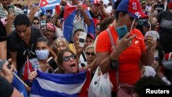 Varias personas protestan en la Pequeña Habana de Miami en solidaridad con las manifestaciones antigubernamentales en Cuba, ocurridas el 11 de julio de 2021.