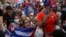 Varias personas protestan en la Pequeña Habana de Miami en solidaridad con las manifestaciones antigubernamentales en Cuba, ocurridas el 11 de julio de 2021.
