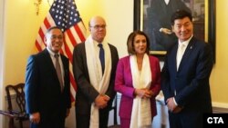 流亡印度的藏人行政中央司政洛桑森格(右一)会见美国国会议员(2018年4月12日)