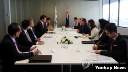 남태평양 지역을 찾은 윤병세 외교부 장관이 13일 뉴질랜드 오클랜드에서 머레이 맥컬리 뉴질랜드 외교장관과 양자 회담을 하고 있다. (사진=연합뉴스)