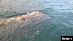 ARSIP – Sebongkah logam, kemungkinan berasal dari wahana SpaceX Falcon milik AS yang gagal meluncur, berhasil diangkat dari laut di sekitar Isles of Scilly di Inggris, dalam sebuah foto yang dibagikan kepada Reuters tanggal 27 November 2015.