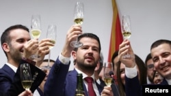 ARHIVA - Novoizabrani predsjednik Crne Gore Jakov Milatović (u sredini) proslavlja izbornu pobjedu (Foto: Rojters)