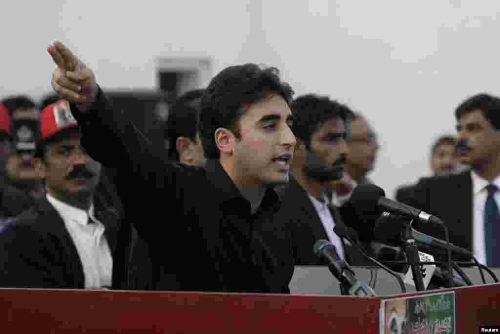 گڑھی خدا بخش میں بلاول بھٹو اپنا پہلا سیاسی خطاب کر رہے ہیں