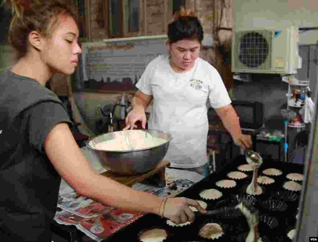 Khanom farang kutii jiin being made at the Thanusingha Bakery. (Zinlat Aung for VOA News)