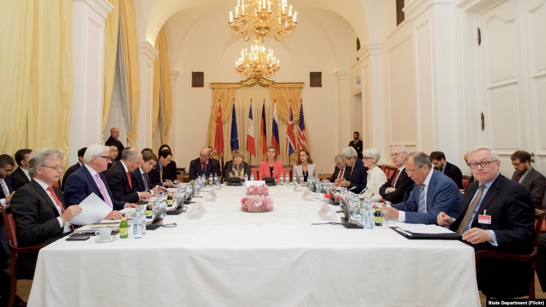 Menteri Luar Negeri AS John Kerry duduk dengan rekan-rekan menteri luar negeri dan pejabat politik dari kelompok P5+1 dalam negosiasi nuklir Iran di Wina, Austria (13/7).
