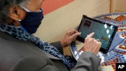 Una mujer hace una compra por internet con su tableta en San Francisco, EE. UU., el 16 de febrero de 2021.