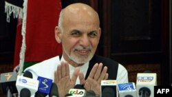 Capres Afghanistan Ashraf Ghani saat memberikan konferensi pers di Kabul (5/7). 