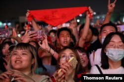 Fanáticos en la presentación de una banda de rock en el Strawberry Music Festival durante las vacaciones del Día del Trabajo en Wuhan, provincia de Hubei, China, el 1 de mayo de 2021.