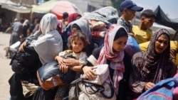 Warga Palestina mengungsi bagian timur Khan Younis setelah diperintahkan oleh tentara Israel di Khan Younis di Jalur Gaza selatan, 2 Juli 2024. (Foto: REUTERS/Mohammed Salem)