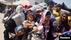 Warga Palestina mengungsi bagian timur Khan Younis setelah diperintahkan oleh tentara Israel di Khan Younis di Jalur Gaza selatan, 2 Juli 2024. (Foto: REUTERS/Mohammed Salem)