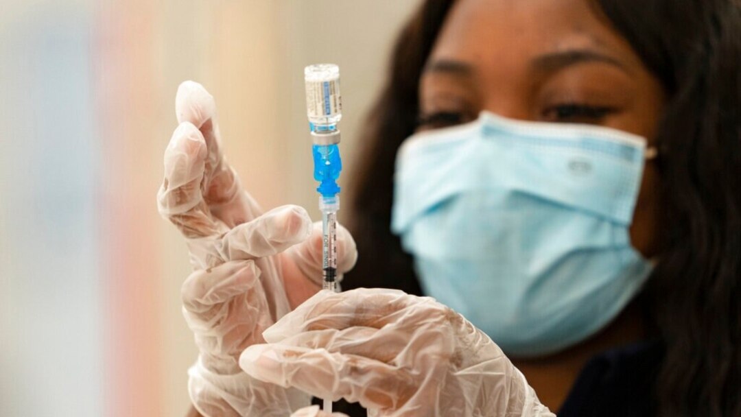 Nakes tengah mempersiapkan suntikan vaksin COVID-19 Johnson & Johnson untuk vaksinasi warga di Baldwin Hills Crenshaw Plaza, Los Angeles, California, 11 Maret 2021.