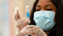 Nakes tengah mempersiapkan suntikan vaksin COVID-19 Johnson & Johnson untuk vaksinasi warga di Baldwin Hills Crenshaw Plaza, Los Angeles, California, 11 Maret 2021.