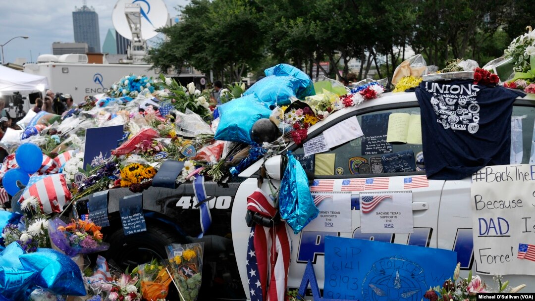 Memorial di luar markas besar polisi Dallas untuk menghormati para polisi yang ditembak (9/7).