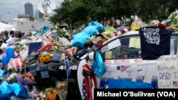 Memorial di luar markas besar polisi Dallas untuk menghormati para polisi yang ditembak (9/7).