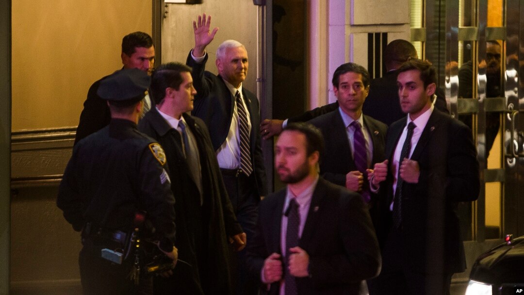 Wakil Presiden terpilih AS, Mike Pence (tengah) melambai saat meninggalkan gedung Richard Rodgers Theatre tempat dimainkannya drama musik "Hamilton" di Manhattan, New York, Jumat (18/11).