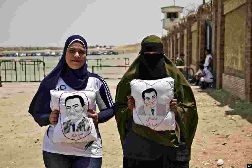 Women show their support for Mubarak during his trial on corruption charges at Cairo&#39;s Police Academy in 2015. (Photo: Hamada Elrasam)