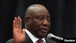 Le président sud-africain Cyril Ramaphosa prête serment devant l'Assemblée nationale lors de la première séance de l'Assemblée nationale après les élections.