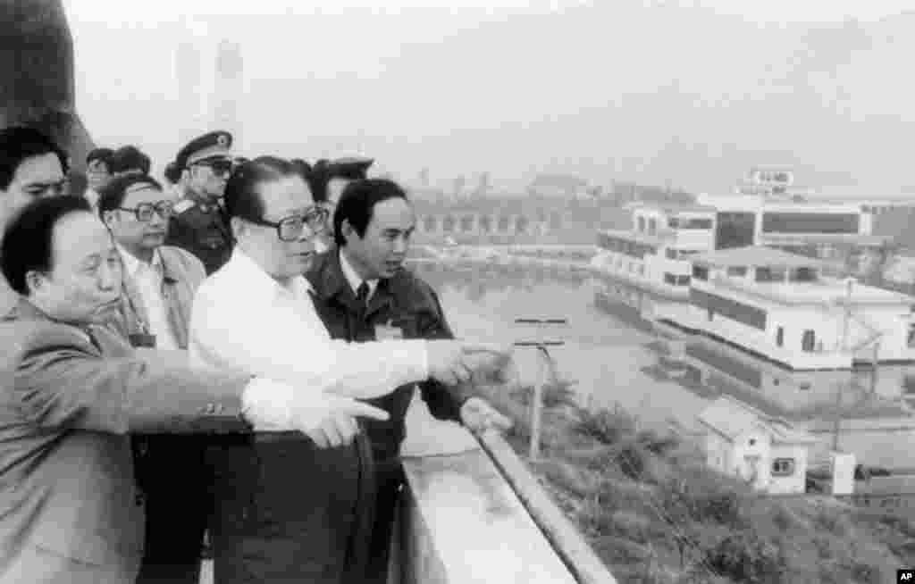 1994年10月15日，中国主席江泽民访问四川万县。当地部分地区在三峡大坝建立后会被淹没。江泽民支持总理李鹏兴建三峡工程。有评论认为江泽民以此换取李鹏的政治支持。