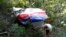 乌克兰东部一人经过马航MH17班机被击落的残片。2014年7月26日