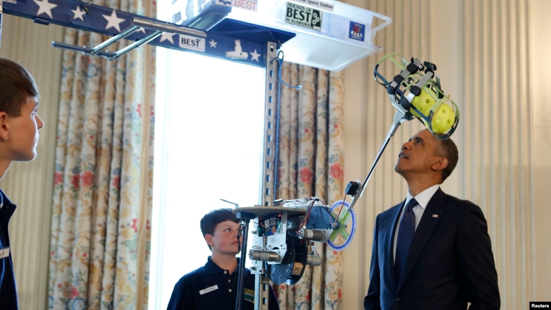 President AS Barack Obama mencoba karya salah satu inovator remaja di pameran sains di Gedung Putih. (Foto: Dok)