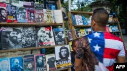 Seorang pria Kuba memakai kaos bergambarkan bendera AS di Havana (16/2). (AFP/Yamil Lage)