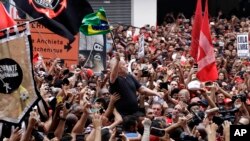 Former Brazilian President Luiz Inacio Lula da Silva is carried by supporters through a jubilant crowd during a rally at the metalworkers union headquarters, in Sao Bernardo do Campo, Brazil, Nov. 9, 2019. 