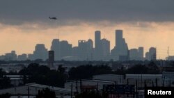 Las previsiones meteorológicas para Houston son de cielos nublados y unos dos centímetros de nueva lluvia el miércoles, pero sol y altas temperaturas altas para jueves y viernes. No obstante el peligro está lejos de terminar.