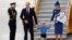 Pangeran William dari Inggris dan istrinya Catherine, yang bergelar Duchess of Cambridge, menghadiri upacara penyambutan di British Columbia Legislature di Victoria, British Columbia, Kanada (24/9). (Reuters/Chris Wattie)