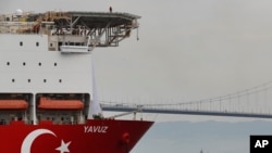 Kapal perang Turki 'Yavuz' dikawal oleh kapal Angkatan Laut Turki, melintasi Laut Marmara dalam perjalanan ke Mediterania, dari pelabuhan Dilovasi, di luar Istanbul, Kamis, 20 Juni 2019. (Foto: dok).