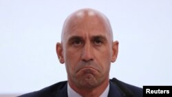 Luis Rubiales, mantan ketua Federasi Sepak Bola Spanyol, saat hadir dalam konferensi pers di Nyon, Swiss, pada 5 Oktober 2022. (Foto: Reuters/Denis Balibouse)