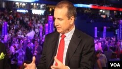 El congresista Mario Díaz-Balart habla para la Voz de América, durante la convención republicana. [Foto: Ramon Taylor, VOA].
