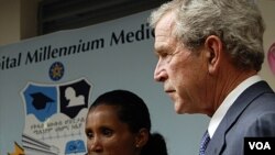 Mantan Presiden George W. Bush (kanan) saat hadir dalam konferensi AIDS di Addis Ababa (4/12).