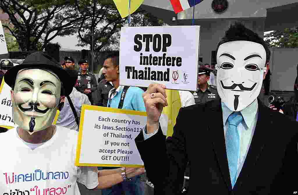 Thai Royalist Protesters Wearing Guy Fawkes Masks at US Embassy in Bangkok, December 16,2011. (VOA - D. Schearf)