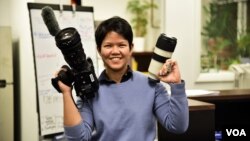 Warangkana Chomchuen is pictured at the VOA Thai office. (Pinitkarn Tulachom/VOA Thai)