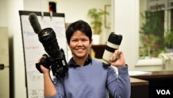 Warangkana Chomchuen is pictured at the VOA Thai office. (Pinitkarn Tulachom/VOA Thai)