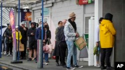 Antrean pembeli memasuki supermarket di Auckland, Selandia Baru, Selasa, 17 Agustus 2021. (Jason Oxenham/New Zealand Herald via AP)