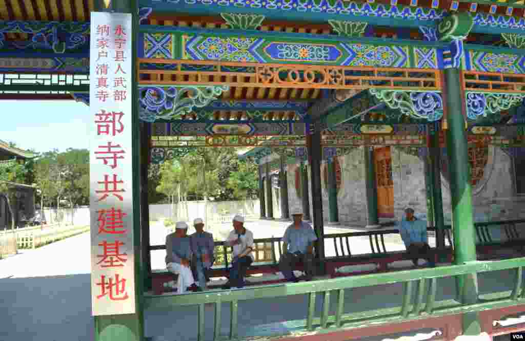 Elderly Huis, who attend prayer services and chat with their neighbors, are regular visitors to the Na Jia Hu Mosque courtyard. (Stephanie Ho/VOA)