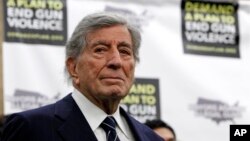 El legendario cantante Tony Bennett, de 86 años, fue uno de los que habló en el acto.