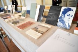 노벨 문학상 수상자 발표장에 전시된 루이즈 글릭 씨 책들