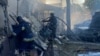 우크라이나 소방대원들이 러시아의 미사일 공격을 받은 건물에서 화재를 진압하고 있다. 