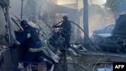 우크라이나 소방대원들이 러시아의 미사일 공격을 받은 건물에서 화재를 진압하고 있다. 