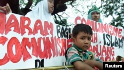 FILE - Anti-communist protesters outside the presidential palace in Jakarta in 2001. 