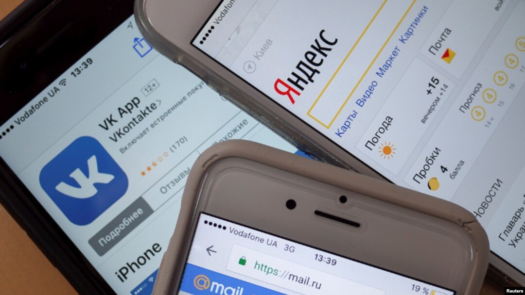 Sejumlah layar telepon genggam menampilkan halaman utama dari situs Mail.ru, media sosial Vkontakte, dan Yandex dalam foto ilustrasi yang diambil pada 17 Mei 2017. (Foto: Reuters/Gleb Garanich)