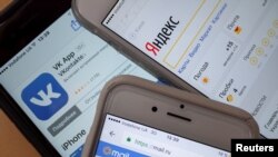 Sejumlah layar telepon genggam menampilkan halaman utama dari situs Mail.ru, media sosial Vkontakte, dan Yandex dalam foto ilustrasi yang diambil pada 17 Mei 2017. (Foto: Reuters/Gleb Garanich)