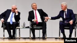 Bertie Ahern, Tony Blair y Bill Clinton en un evento para conmemorar el 20 aniversario del acuerdo de paz en Irlanda del Norte en Belfast el 10 de abril de 2018.
