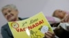 Una anciana brasileña muestra un letrero de Vacunada! tras recibir la segunda dosis de la vacuna china CoronaVac contra COVID-19 en Sao Paulo, Brasil, el 26 de febrero de 2021.