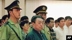 前北京市市长陈希同1998年在法庭受审。