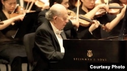 Piano virtuoso Walter Hautzig plays the Grieg Concerto in the Rose Theater at Lincoln Center, New York. (Courtesy of John DesMarteau)