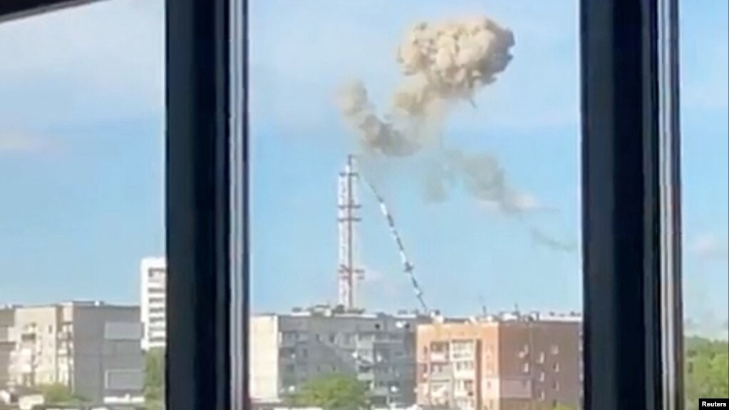 El humo se eleva cuando una torre de televisión se derrumba después de lo que los funcionarios locales dijeron que fue un ataque con misiles rusos en Kharkiv, Ucrania, el 22 de abril de 2024, como se ve en esta captura de pantalla tomada de un video.